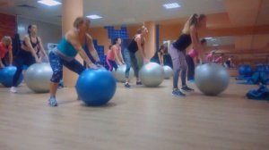 Фитбол. Разминка, упражнения для спины и пресса.