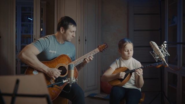 Анатолий Ушкарёв, Родничок на домре с гитарой