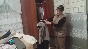 "три поколения " перебираем вещи