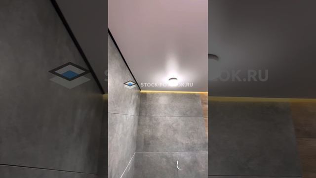 СТОК-ПОТОЛОК с теневым профилем  и парящим на керамограните.