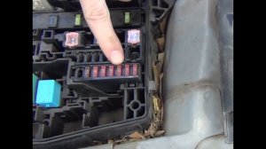 Замена предохранителя левой фары №42 дальний свет в Тойота Королла Е150