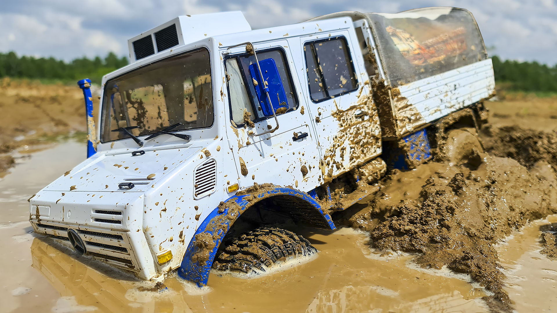 Потрясающие RC Машины гоняют по лужам и грязи - Mercedes Unimog, Ford Raptor, Chevrolet Blazer