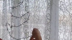 Взял обычную светодиодную гирлянду и сделал своими руками ёлку на тюль