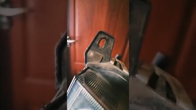 #opel #vectra Как снять переднюю фару Opel Vectra C. Ремонт кранштейна. Колхозное крепление. смотреть онлайн