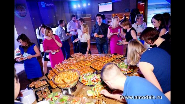 Модели стюардессы встречают гостей на корпоративном мероприятии