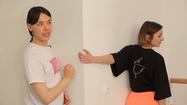 РАСТЯГИВАЕМ СПИНУ у стены+растяжка для шпагата смотреть онлайн