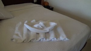 Кораблик на волнах из полотенец