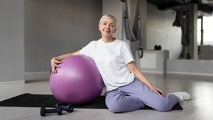 Югорский фитнес-тренер провела зарядку с массажными мячами