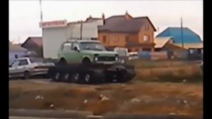 Нива болотоход на гусеницах.