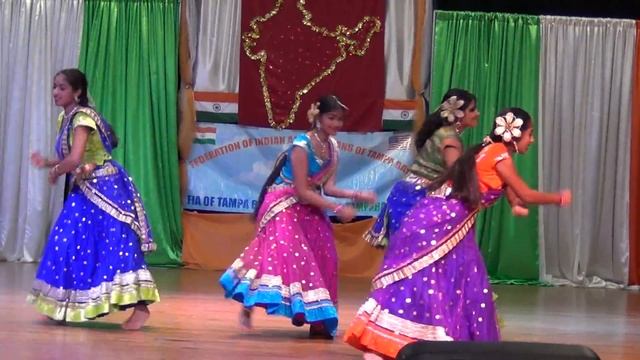 Poorvi Dinesh Film Dance Kannada Sandalwood Medley смотреть онлайн