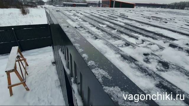 Малоуклонная кровля на модульном здании 9.6х6 метров (vagonchiki.ru)