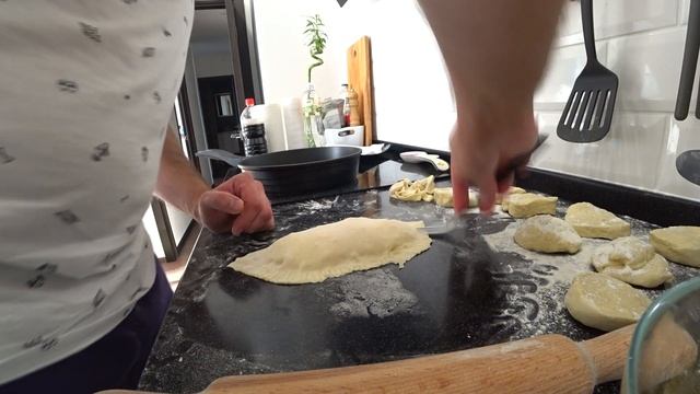 ЧЕБУРЕКИ С СЫРОМ ХРУСТЯЩИЕ И СЫР ТЯНЕТСЯ