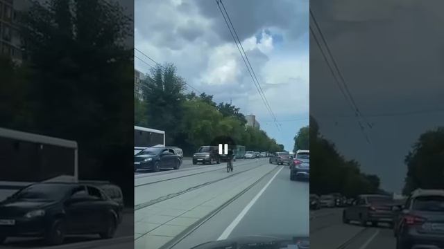 Видео из Екатеринбурга, где велокурьер слишком сильно радовался жизни и не следил за дорогой.