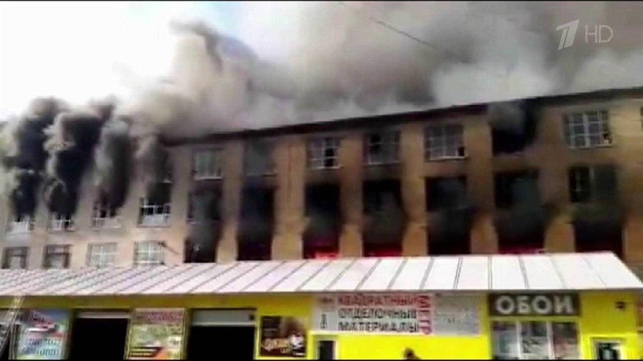 В Смоленске в результате сильного пожара на трикотажной фабрике погибла женщина