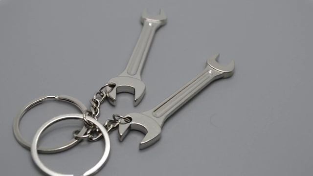 CAR KEYCHAIN IN THE SHAPE OF A WRENCH смотреть онлайн