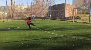 Удары по воротам юного футболиста / Отработка ударов в футболе - дети 6 лет тренеровка.