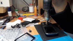 Трещина покрытая скотчем или Замена стекла на Philips E560