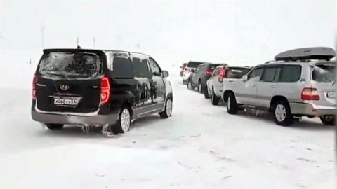 Более 40 машин оказались в снежном плену по пути из Териберки в Мурманск