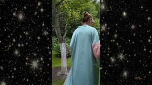 Олимпийская чемпионка Татьяна Навка засняла как ее младшая дочь Надя Пескова наносит себе макияж