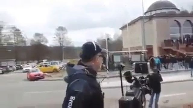 В Англии полиция вывела всех из мечети и закрыли д смотреть онлайн