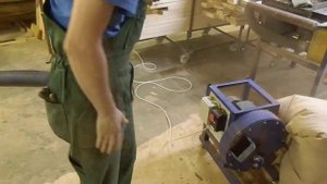 Компактная дробилка для древесных отходов.