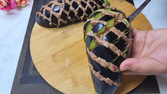НАРЕЖЬТЕ ТАКИМ ОБРАЗОМ БАКЛАЖАНЫ И БРОСЬТЕ ИХ В КИПЯЩУЮ МАСЛО. РЕЗУЛЬТАТ ВАС УДИВИТ!