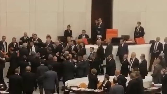 Турецкие депутаты подрались на дебатах по бюджету. Один из них был госпитализирован с разбитой голов