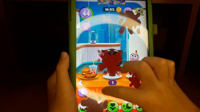 Играю в игру Мой Говорящий Том 2. Делаю смузи Говорящиму Тому. Играю с Говорящим Томом.