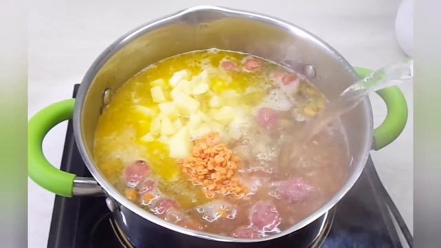 Наваристый суп из чечевицы с охотничьими колбасками. Полноценный ужин, придаст сил и насытит.