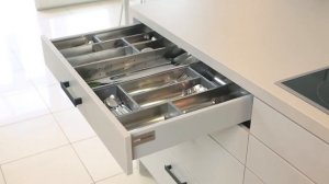 КУХНЯ - открывание выдвижного ящика ( шухляды ) под вилки и ложки, лоток на столовые приборы