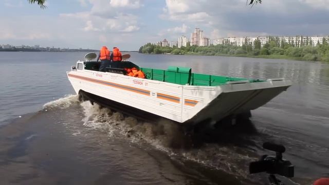 Вездеход пускается вплавь по Воронежскому водохранилищу