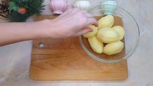 Когда мужа оставляю одного дома, я ему готовлю "Мясо по-генеральски" (бесподобно вкусно и сытно)