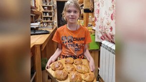 Восьмилетняя девочка открыла бизнес и сама печет хлеб и сдобу в селе Серпиевка Челябинской области