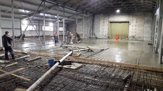 Заливка бетона с помощью бетононасоса в производственном помещении смотреть онлайн