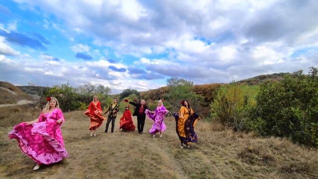 Ансамбль Донское созвездие, Владимир Волынкин старший и младший Уходит табор в небо смотреть онлайн