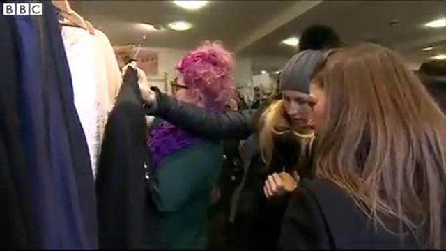 Victoria and David Beckham donate clothes to charity shop смотреть онлайн