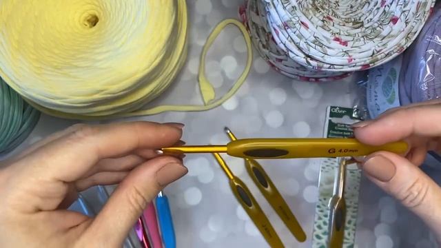 3 урок Самые необходимые ИНСТРУМЕНТЫ для вязания из трикотажной пряжи смотреть онлайн