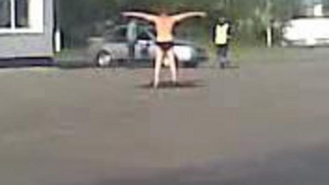 Голый мужчина напугал сотрудников ГИБДД своим телом / http://spalili.ru