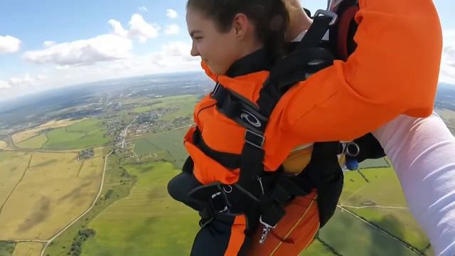 ПРЫГНУЛА с парашютом в 14 лет! Мой первый прыжок