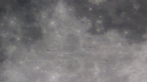 Луна через школьный телескоп.