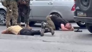 Бойцы ЧВК «Вагнер» задержали двух человек рядом со штабом ЮВО в Ростове.