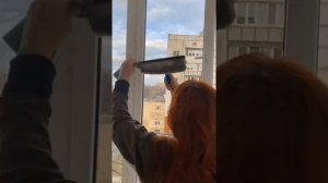 Как быстро без усилий и химии помыть высокие окна