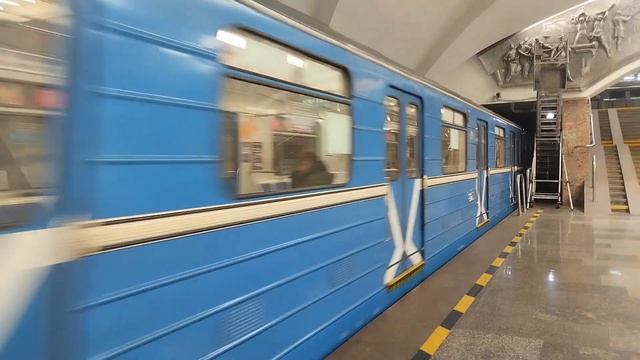 Прибытие поезда 81-717.5/714.5 на станцию метро Уралмаш смотреть онлайн