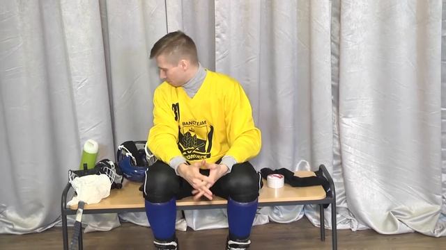 Знакомство с особенностями спортивного инвентаря хоккеиста с мячом.