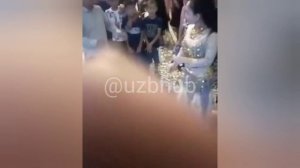 На узбекской свадьбе мужчина обнял танцовщицу и сильно пожалел об этом