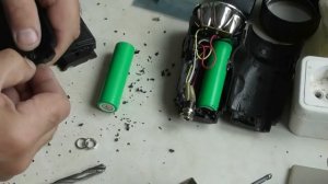 Аккумулятор LI-ON 18650 в LED фонарик.Accumulator of LI - ON 18650 in LED flashlight.