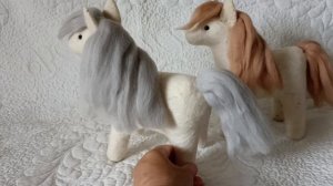 Лошадка из шерсти.