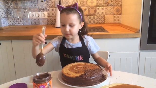 Торт за 10 минут. Делаем торт из шоколадок Киндер и M&M's. Дети повара. смотреть онлайн