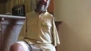 Играет на гитаре ногами. Очень красиво поет.