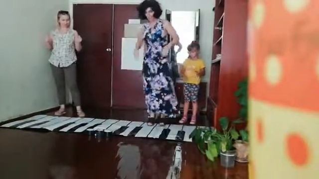 Напольное пианино в действии смотреть онлайн